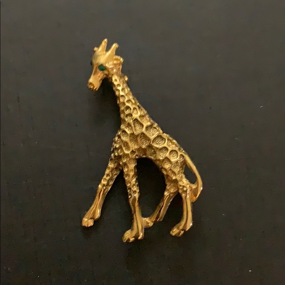 Giraffe brooch has green eyes - Picture 3 of 4